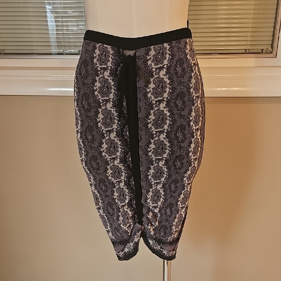 Chic Black and White Paisley Midi Skirt